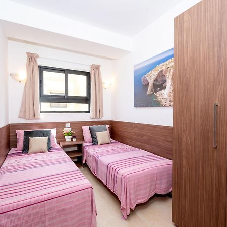 Islet Promenade Seafront Apartment With Large Corner Terrace By Getawaysmalta خليج سانت بول المظهر الخارجي الصورة