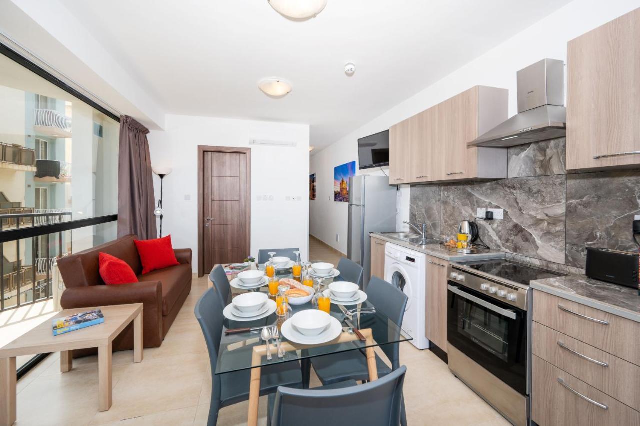 Islet Promenade Seafront Apartment With Large Corner Terrace By Getawaysmalta خليج سانت بول المظهر الخارجي الصورة