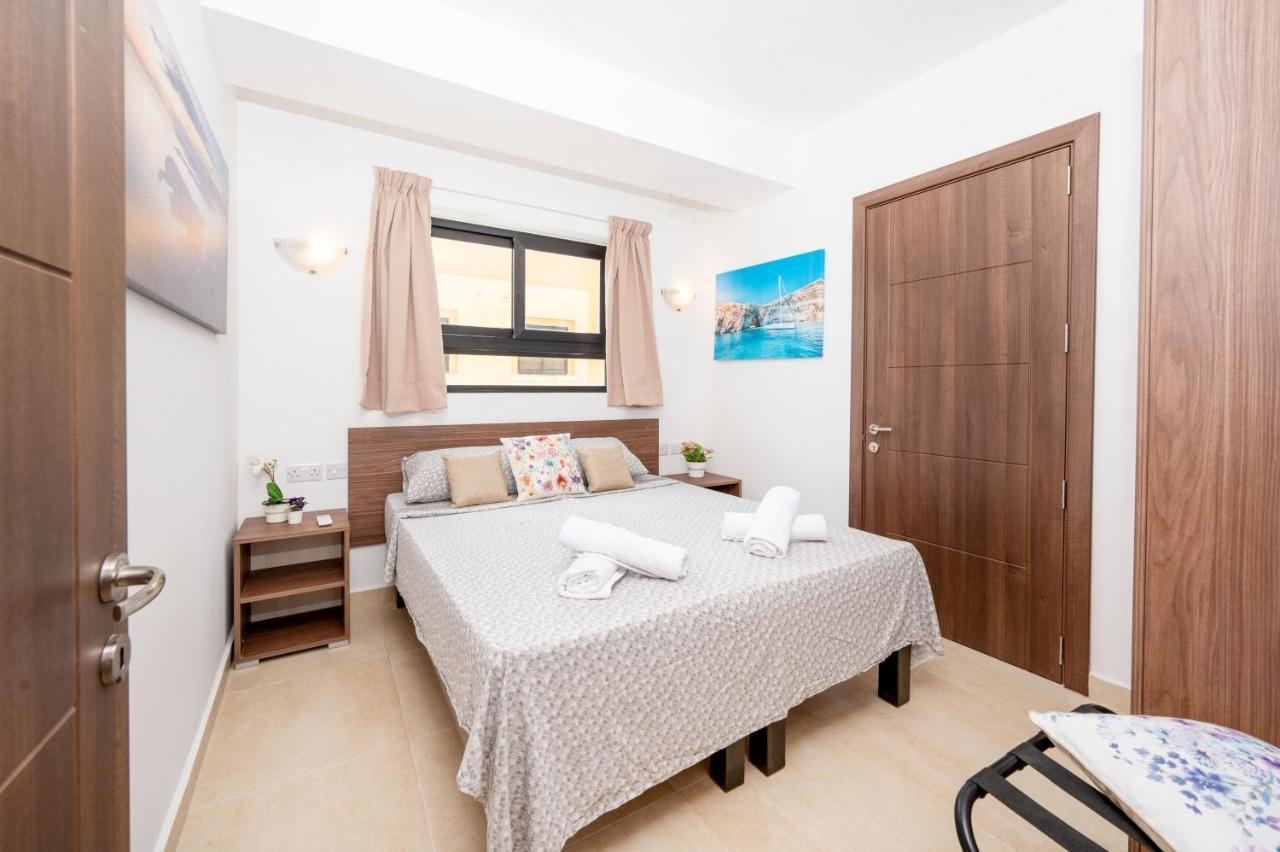 Islet Promenade Seafront Apartment With Large Corner Terrace By Getawaysmalta خليج سانت بول المظهر الخارجي الصورة