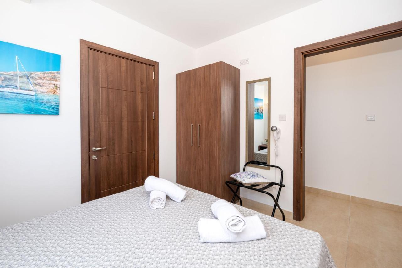 Islet Promenade Seafront Apartment With Large Corner Terrace By Getawaysmalta خليج سانت بول المظهر الخارجي الصورة