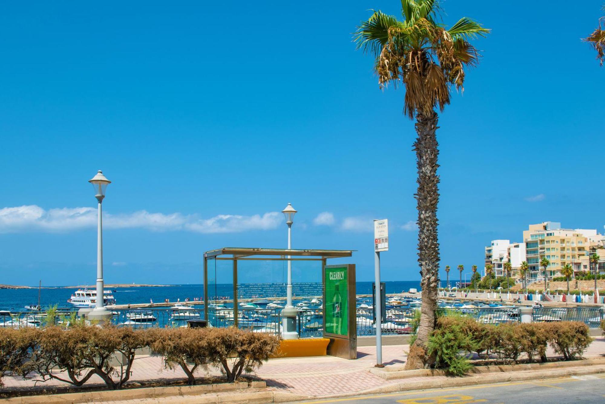 Islet Promenade Seafront Apartment With Large Corner Terrace By Getawaysmalta خليج سانت بول المظهر الخارجي الصورة