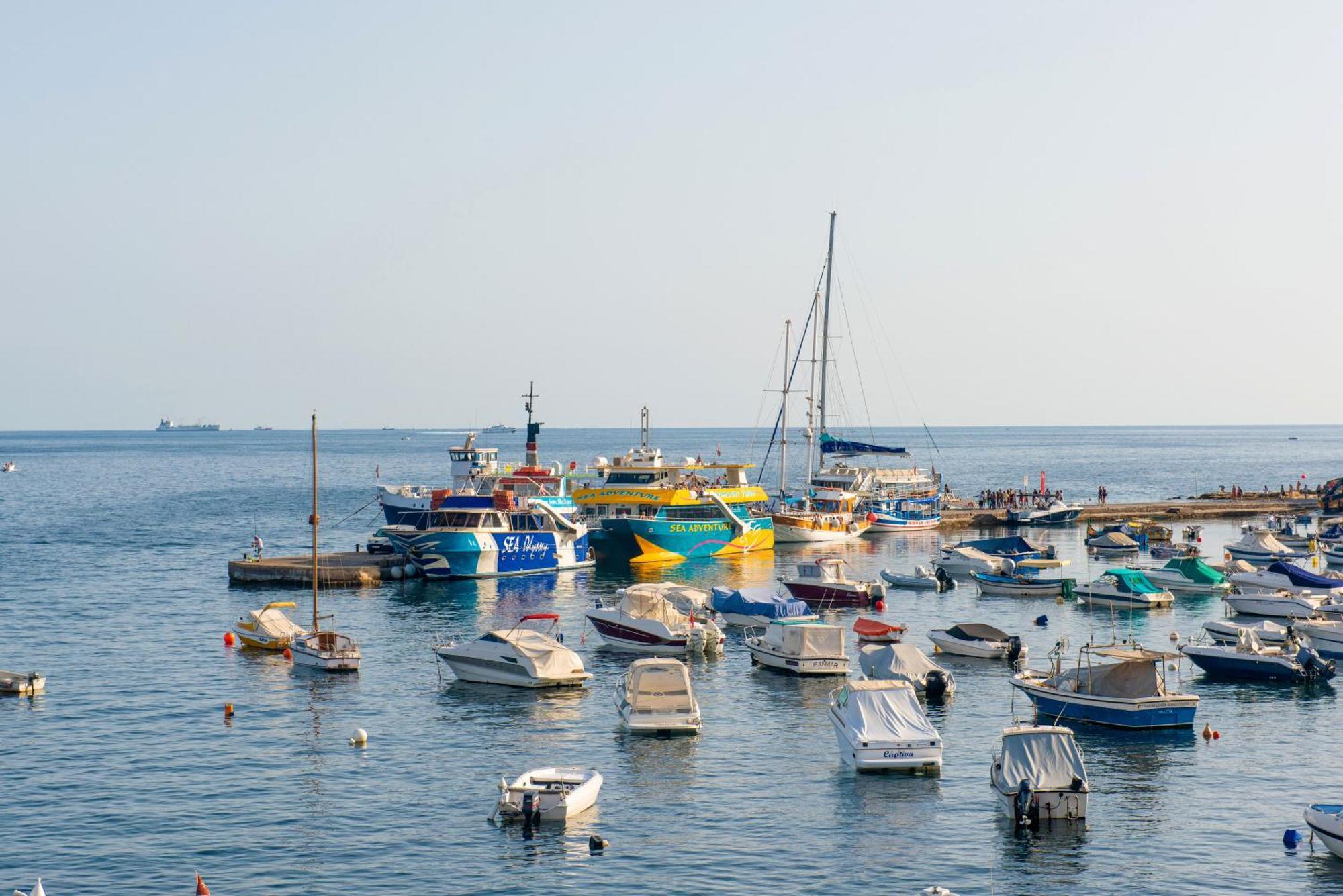 Islet Promenade Seafront Apartment With Large Corner Terrace By Getawaysmalta خليج سانت بول المظهر الخارجي الصورة