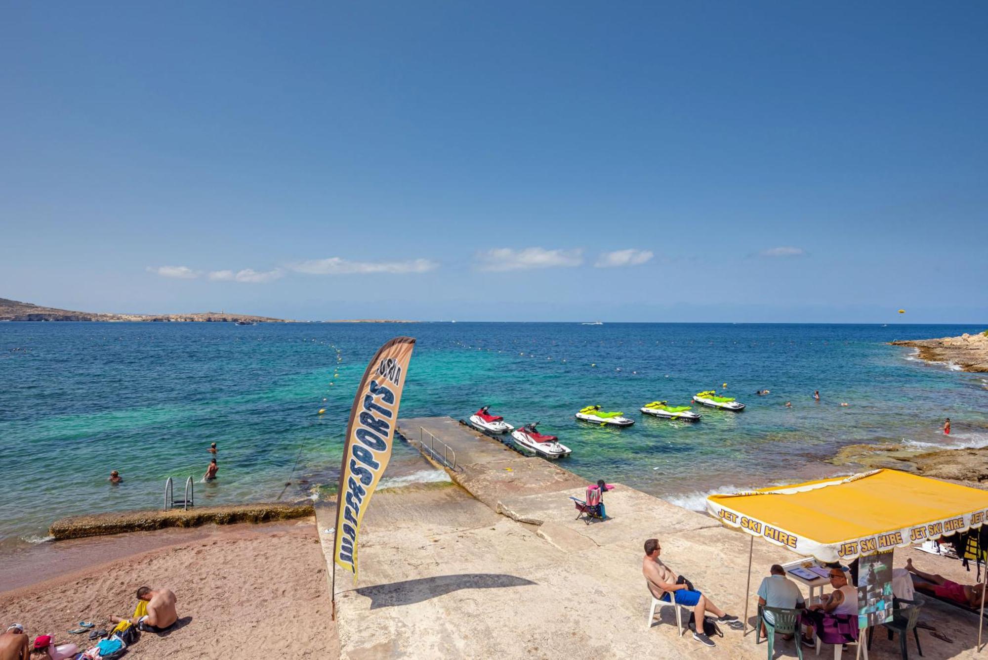 Islet Promenade Seafront Apartment With Large Corner Terrace By Getawaysmalta خليج سانت بول المظهر الخارجي الصورة