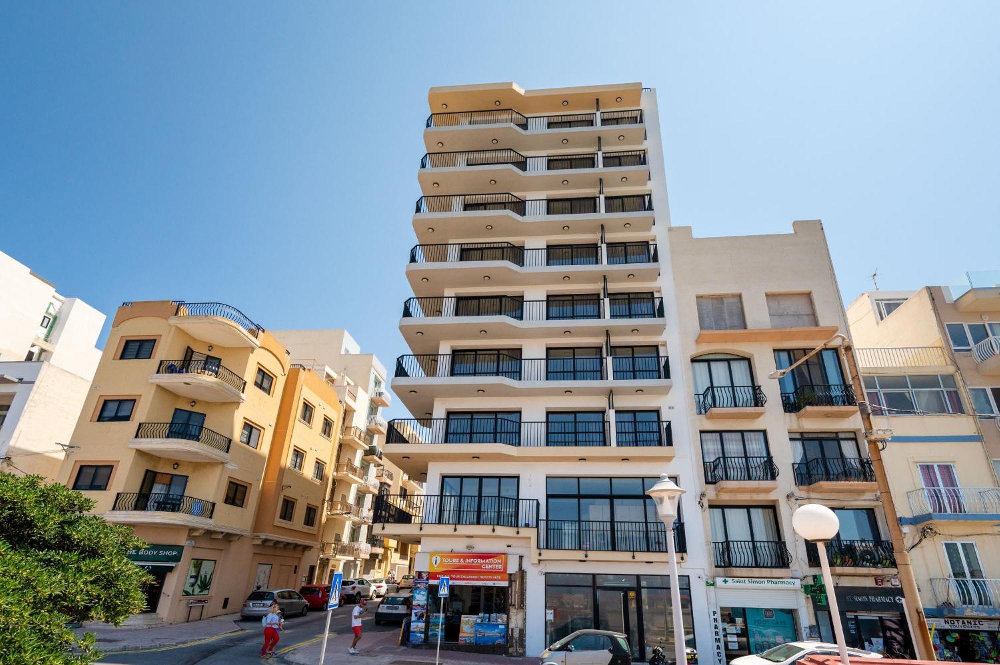Islet Promenade Seafront Apartment With Large Corner Terrace By Getawaysmalta خليج سانت بول المظهر الخارجي الصورة