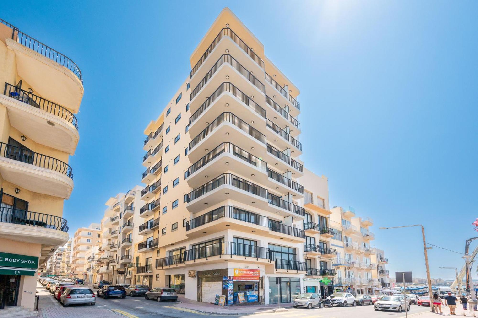 Islet Promenade Seafront Apartment With Large Corner Terrace By Getawaysmalta خليج سانت بول المظهر الخارجي الصورة