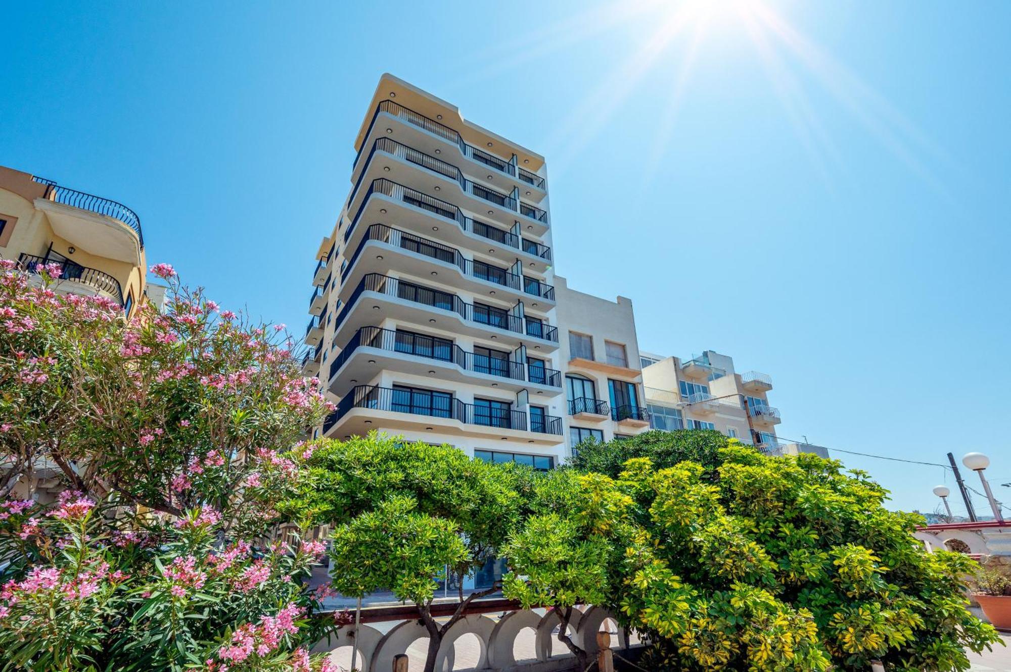 Islet Promenade Seafront Apartment With Large Corner Terrace By Getawaysmalta خليج سانت بول المظهر الخارجي الصورة