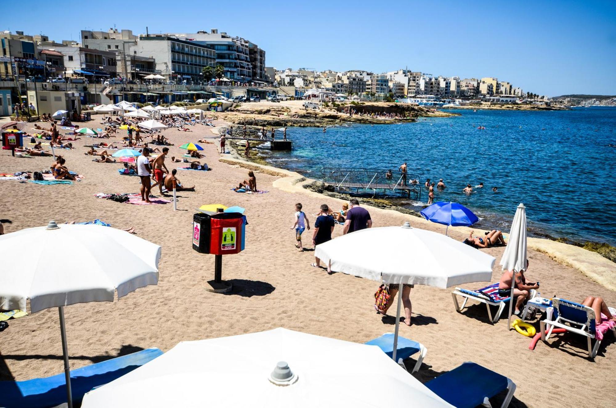 Islet Promenade Seafront Apartment With Large Corner Terrace By Getawaysmalta خليج سانت بول المظهر الخارجي الصورة