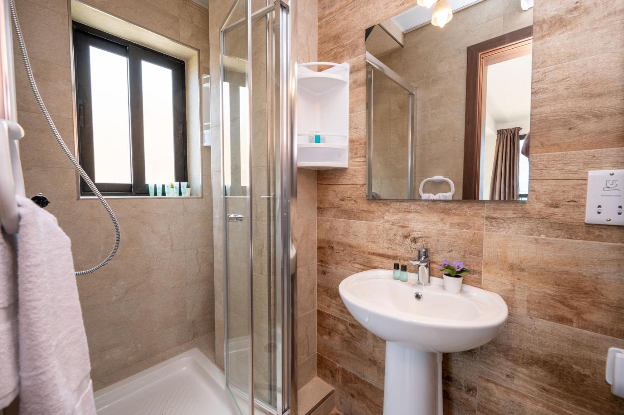 Islet Promenade Seafront Apartment With Large Corner Terrace By Getawaysmalta خليج سانت بول المظهر الخارجي الصورة