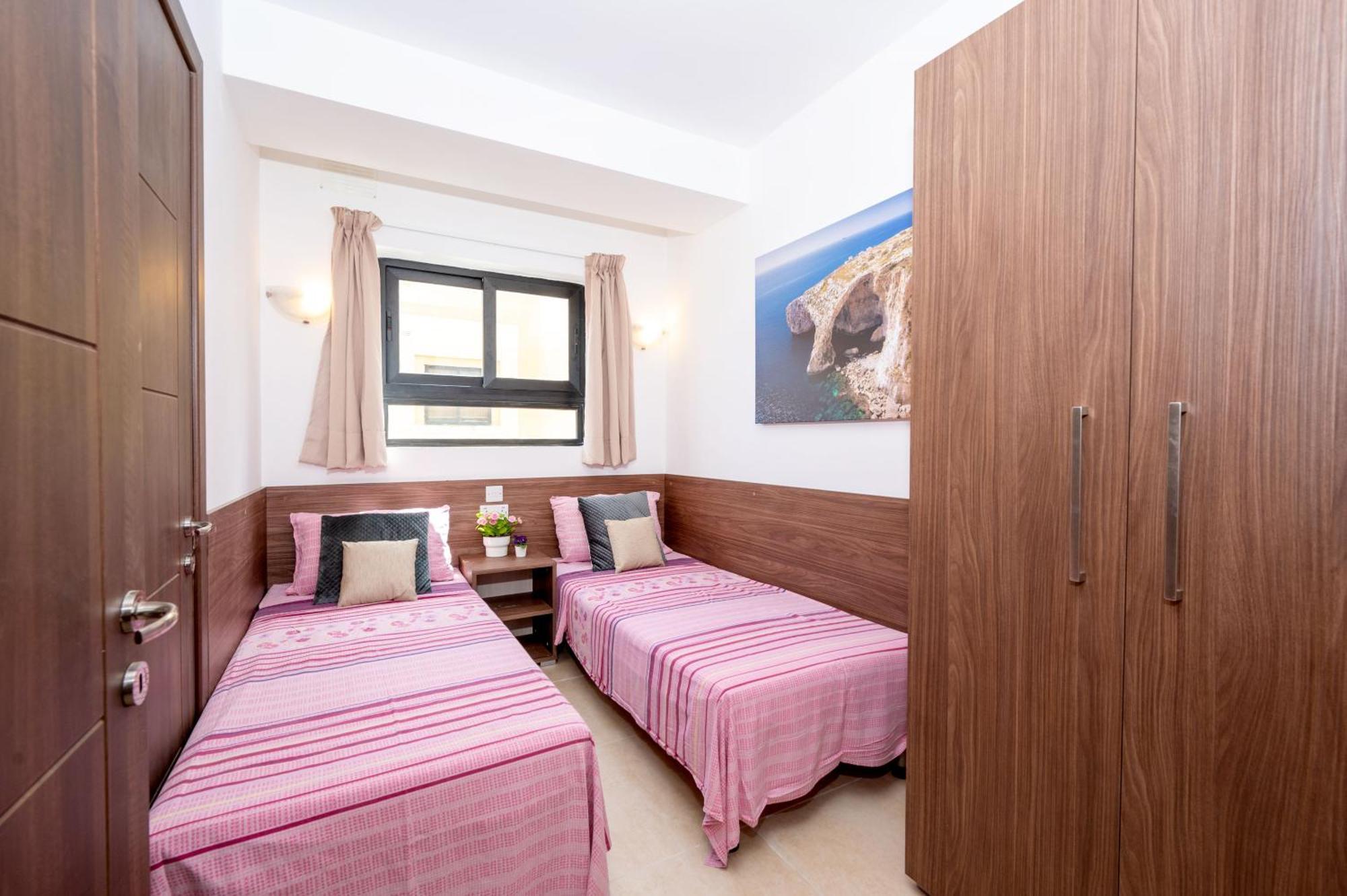 Islet Promenade Seafront Apartment With Large Corner Terrace By Getawaysmalta خليج سانت بول المظهر الخارجي الصورة