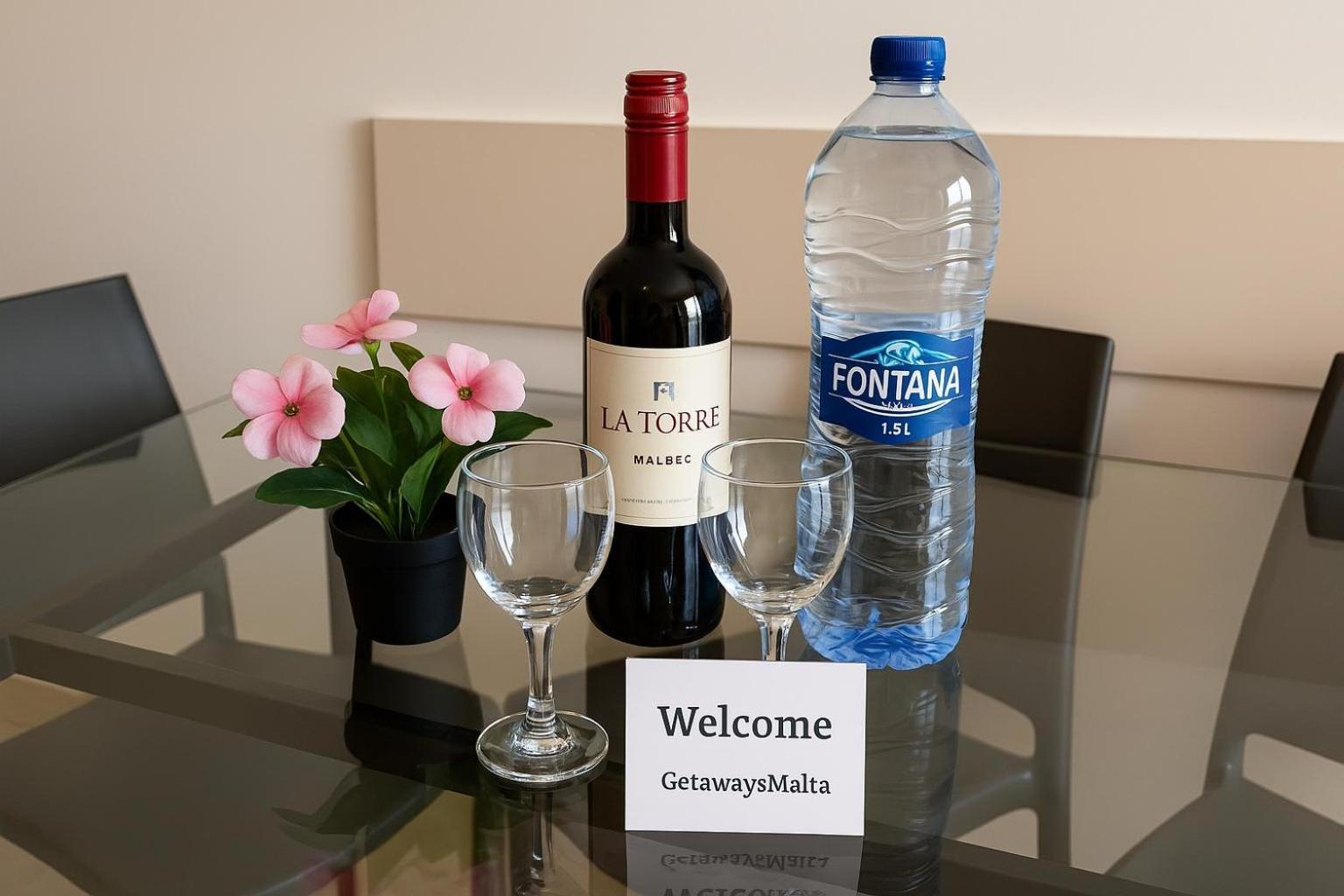 Islet Promenade Seafront Apartment With Large Corner Terrace By Getawaysmalta خليج سانت بول المظهر الخارجي الصورة